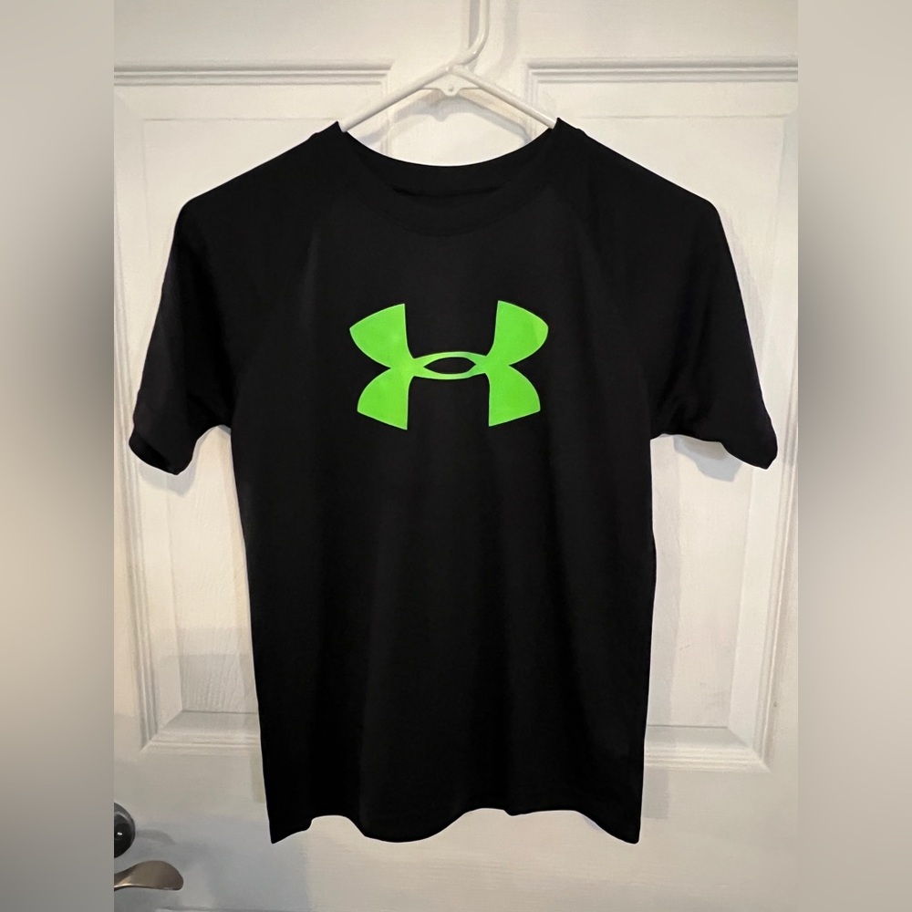 Under Armour Black and Green Short Sleeve Tee